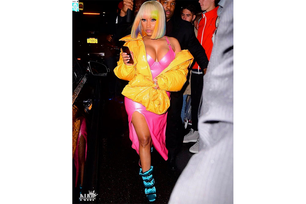 Nicki Minaj mengenakan dress lateks berwarna pink bold