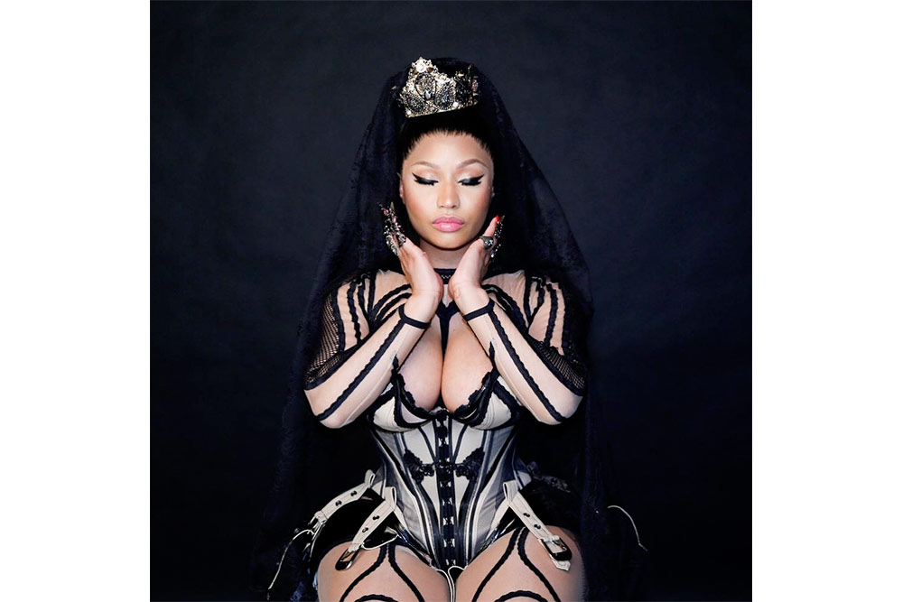 Nicki Minaj mengenakan gaun monokrom yang seksi