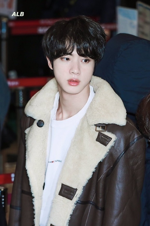 Fashion Airport Jin BTS saat Kembali ke Korea, Kim Seokjin Tenteng