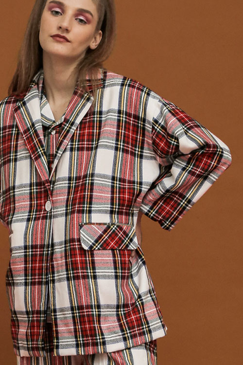 baju tartan dari Argyle & Oxford warna nude dan merah