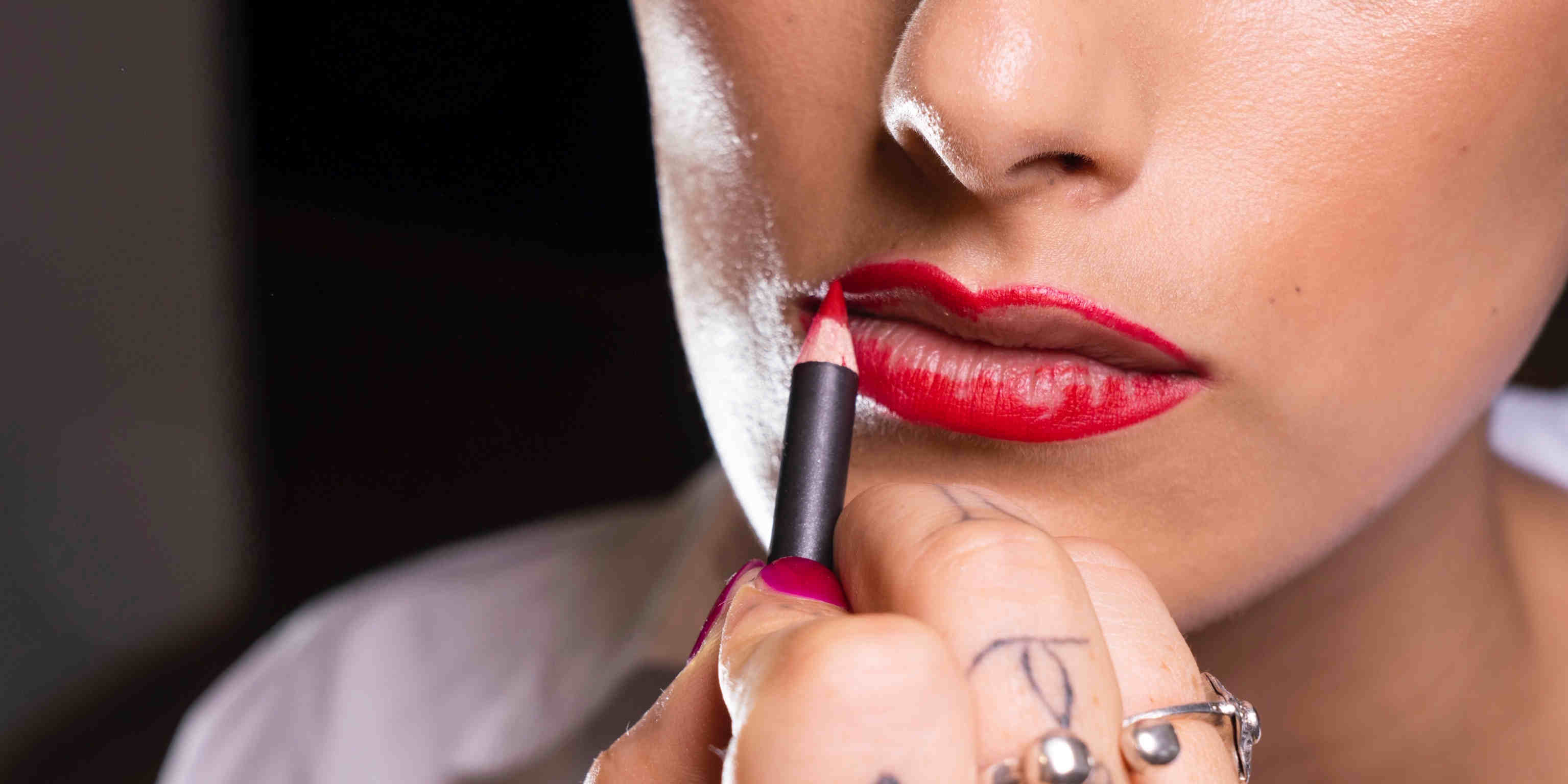 5 Cara Gunakan Lip Liner Agar Bibir Terlihat Instan Plump!