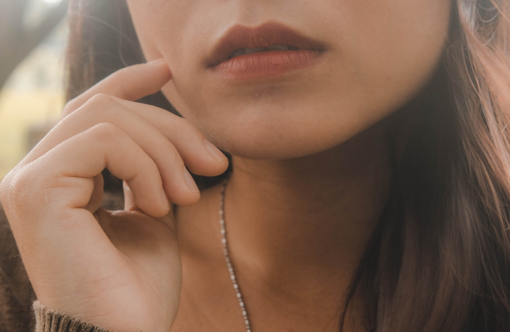 8 Tips Ampuh Mengatasi Bibir Kering dan Pecah-Pecah 