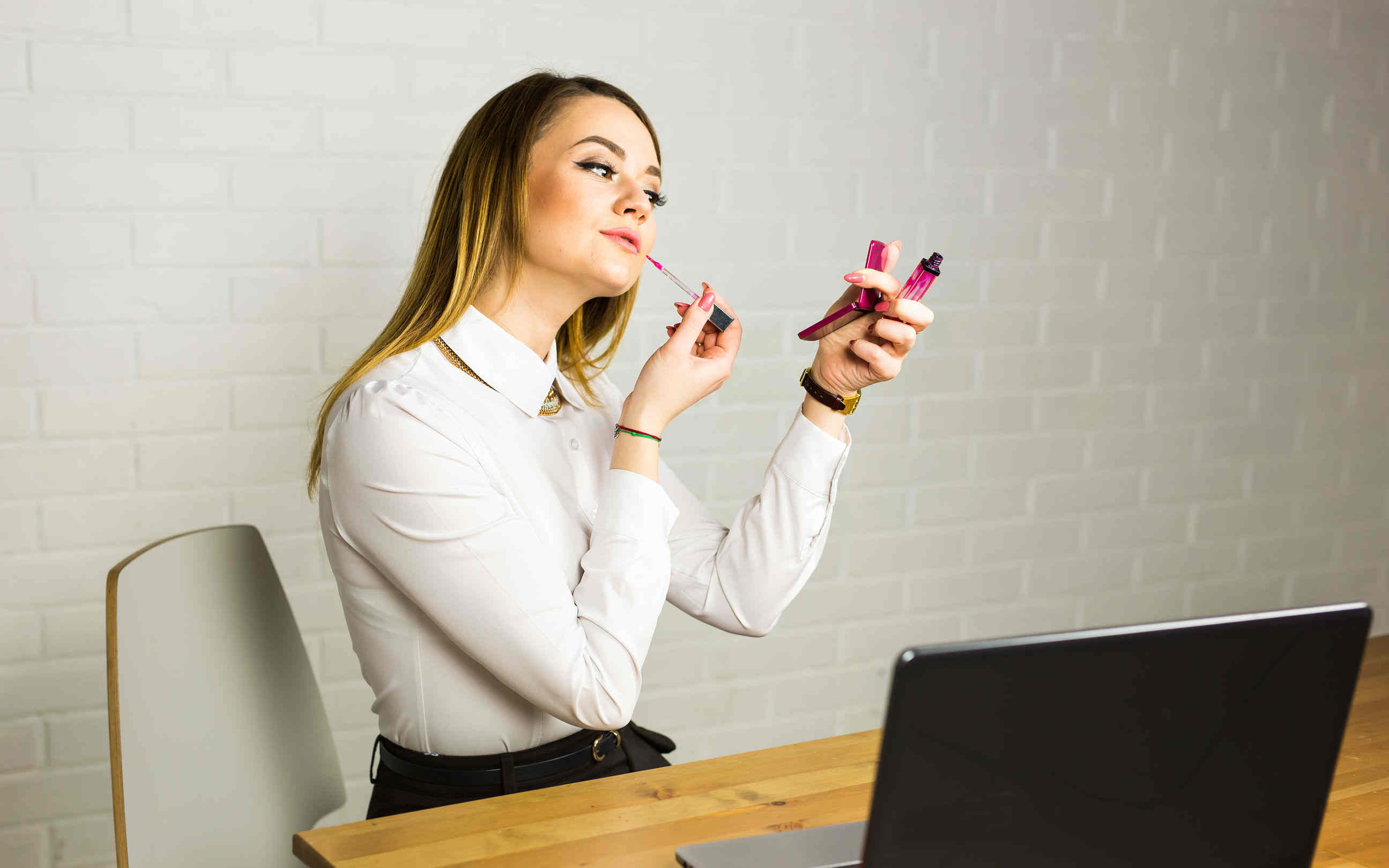 12 Produk Beauty Yang Harus Ada Di Meja Kerja Kamu