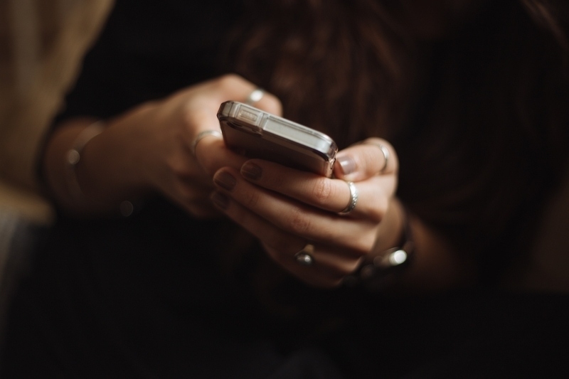 Menurut Penelitian, Pengguna Aplikasi Kencan Online Rentan Depresi!