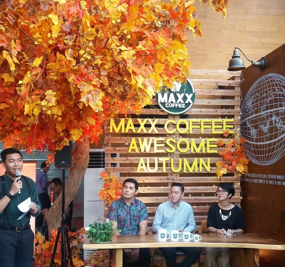 14/09/16 - Senior PR & Marcomm Manager Madeleine Kusuma, R&D Manager Mr. Edward Teonadi, dan food blogger Hans Danial hadir untuk media briefing Awesome Autumn.