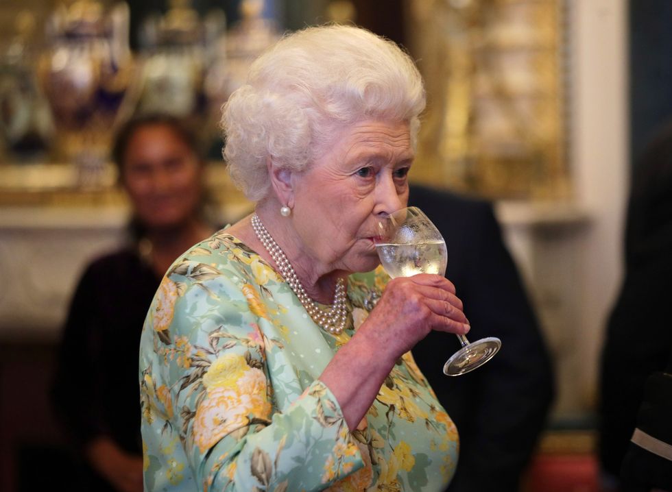 Ratu Elizabeth Berjualan Alkohol Demi Kumpulkan Kas Kerajaan