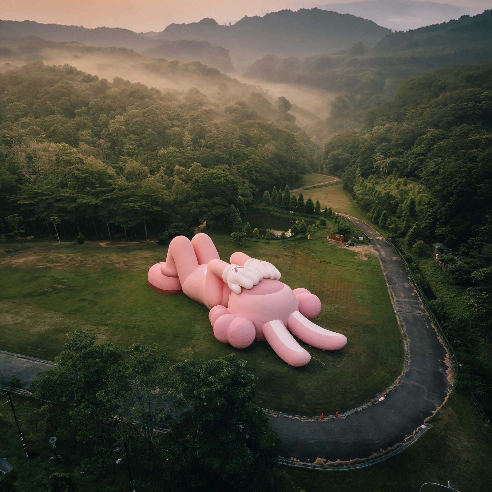 Seniman KAWS Akan Pamerkan Karyanya di Candi Prambanan! Catat Jadwalnya