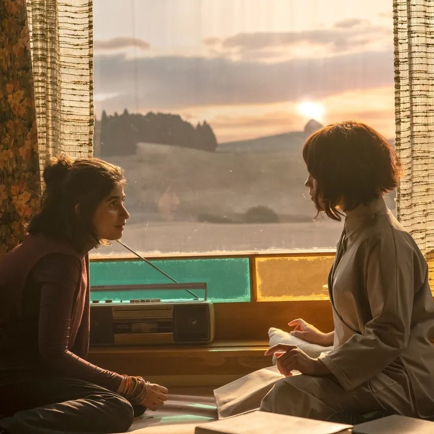 Jenna Ortega Jadi Robot yang Belajar Tentang Cinta di Klara and the Sun