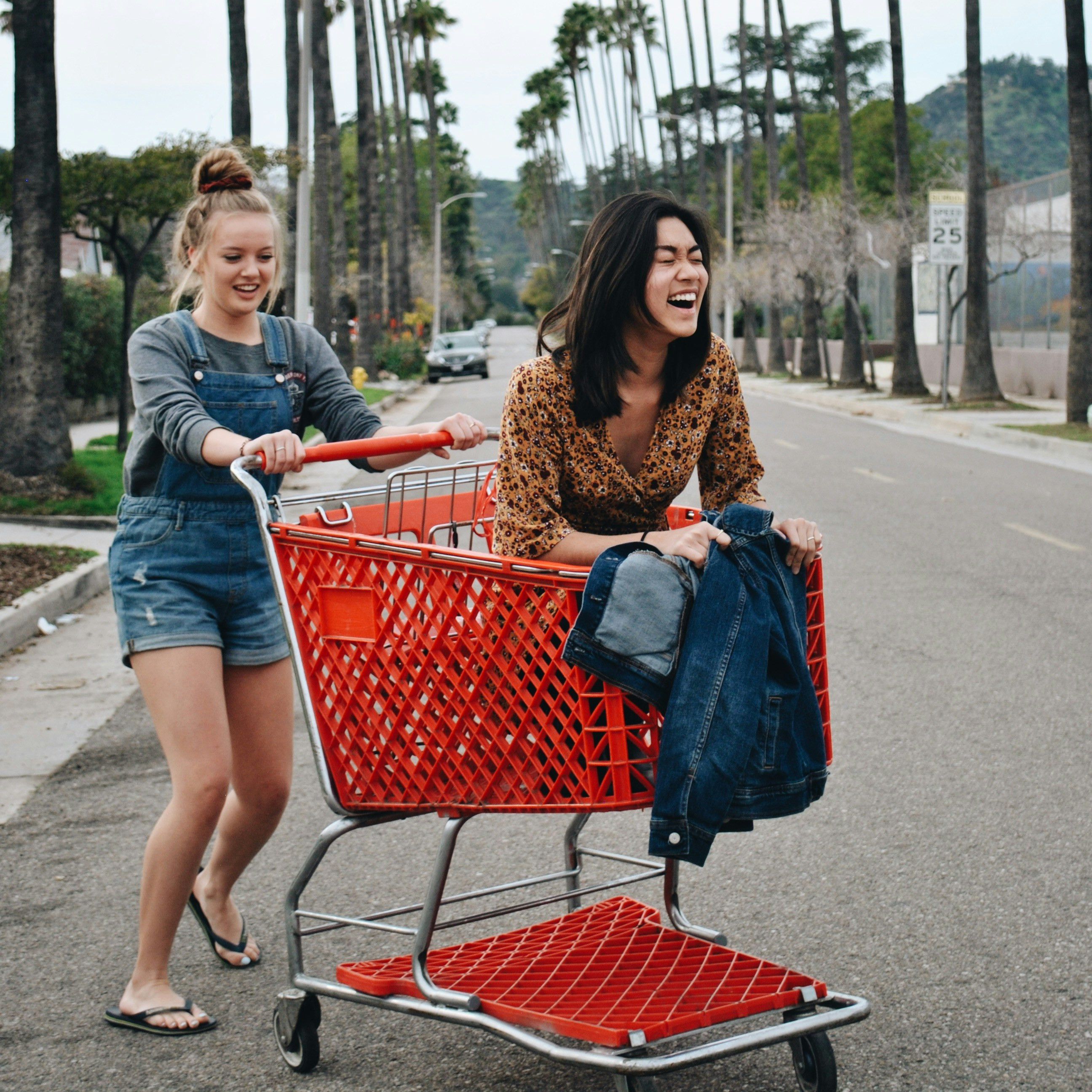 Apakah Kamu Termasuk Bestie Goals? Cek 10 Tanda Friendship Green Flag Ini!