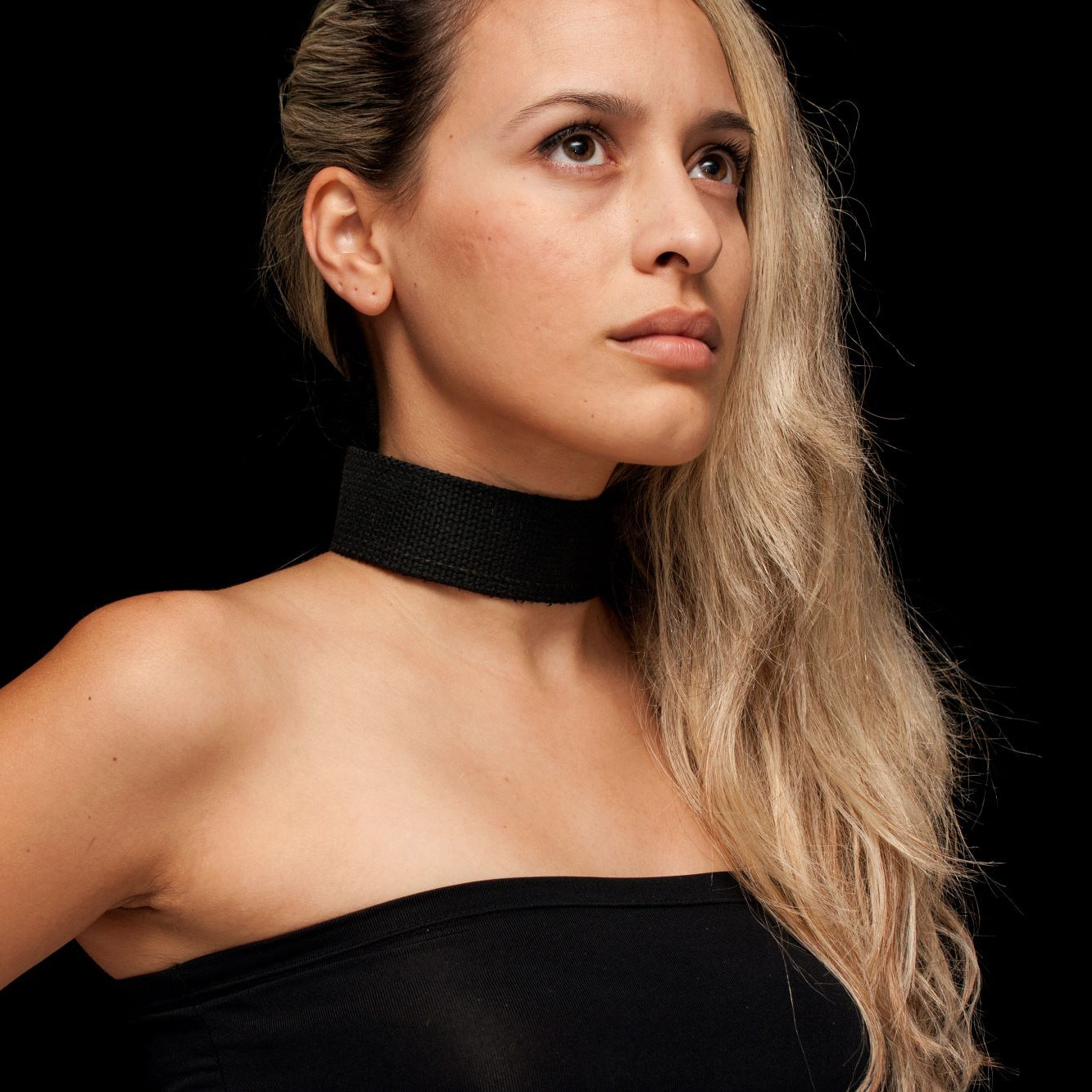 Tips Padu Padan untuk Pemilik Leher Pendek