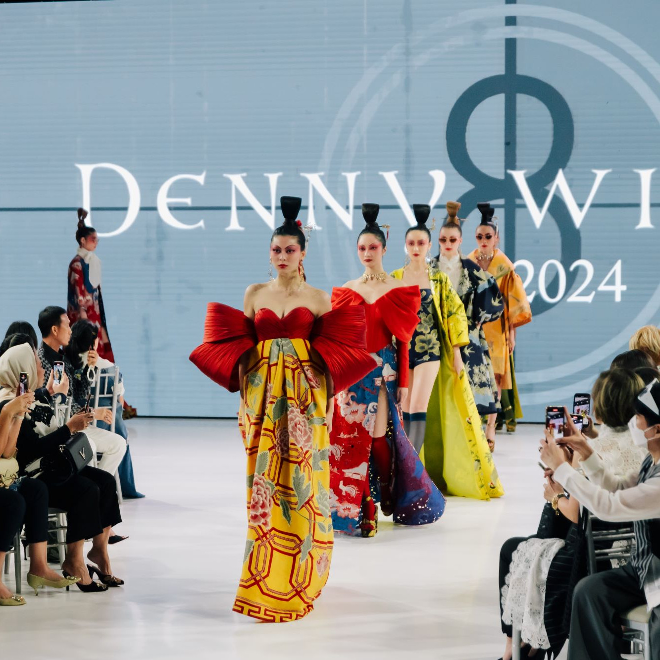 Denny Wirawan Kreasikan Kain Batik Kudus dalam Busana Elegan dan Glamor