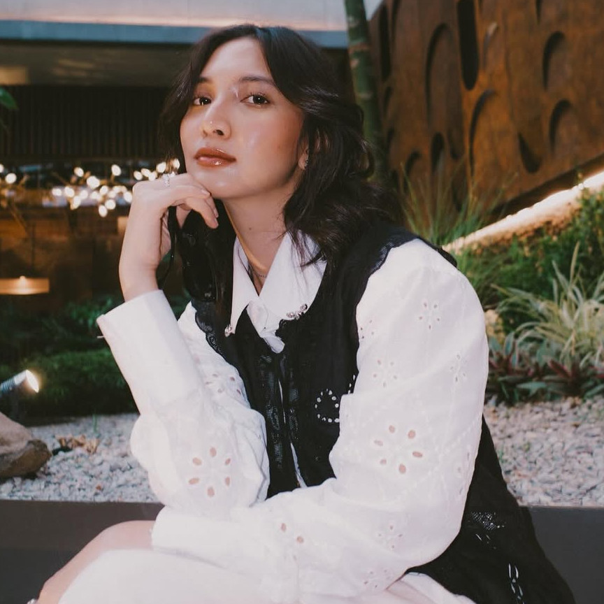 Deretan Outfit Cantik & Simple Milik Sheila Dara