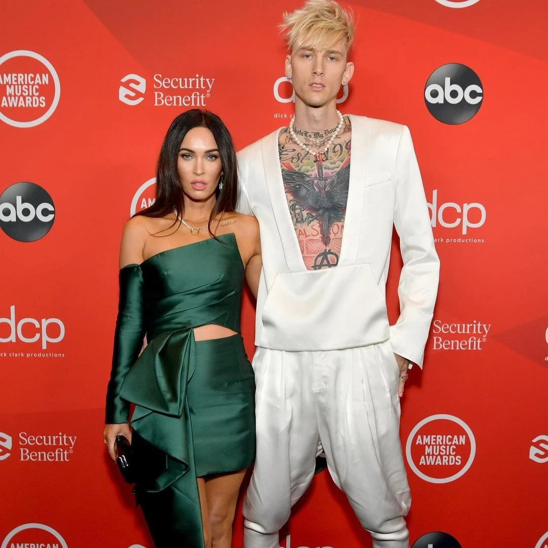 Dikabarkan Berpisah, Lihat Kembali Gaya Stylish Megan Fox dan Machine Gun Kelly