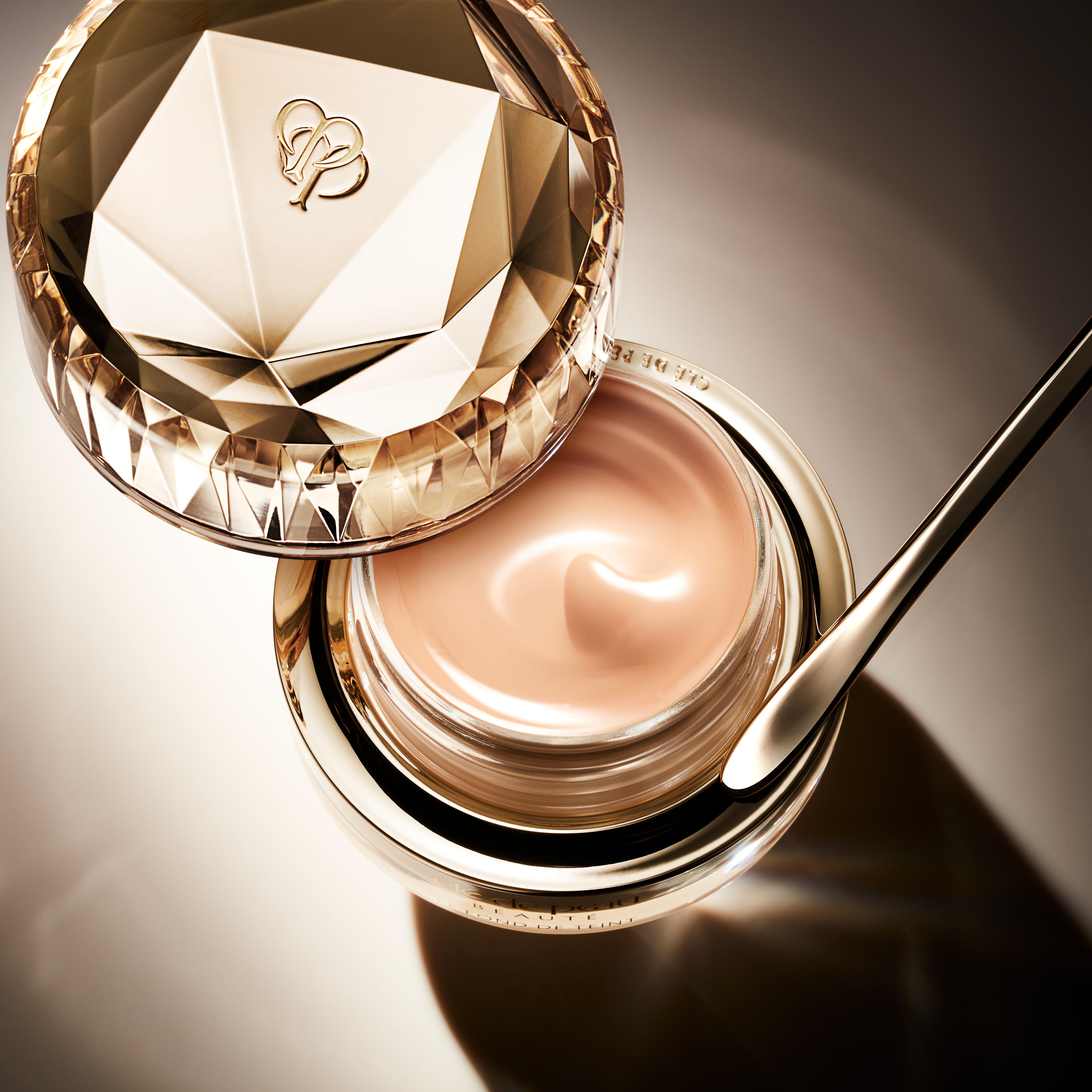 Cle de Peau Rilis Foundation Terbaru dengan Manfaat Skincare dan Efek Blurring!