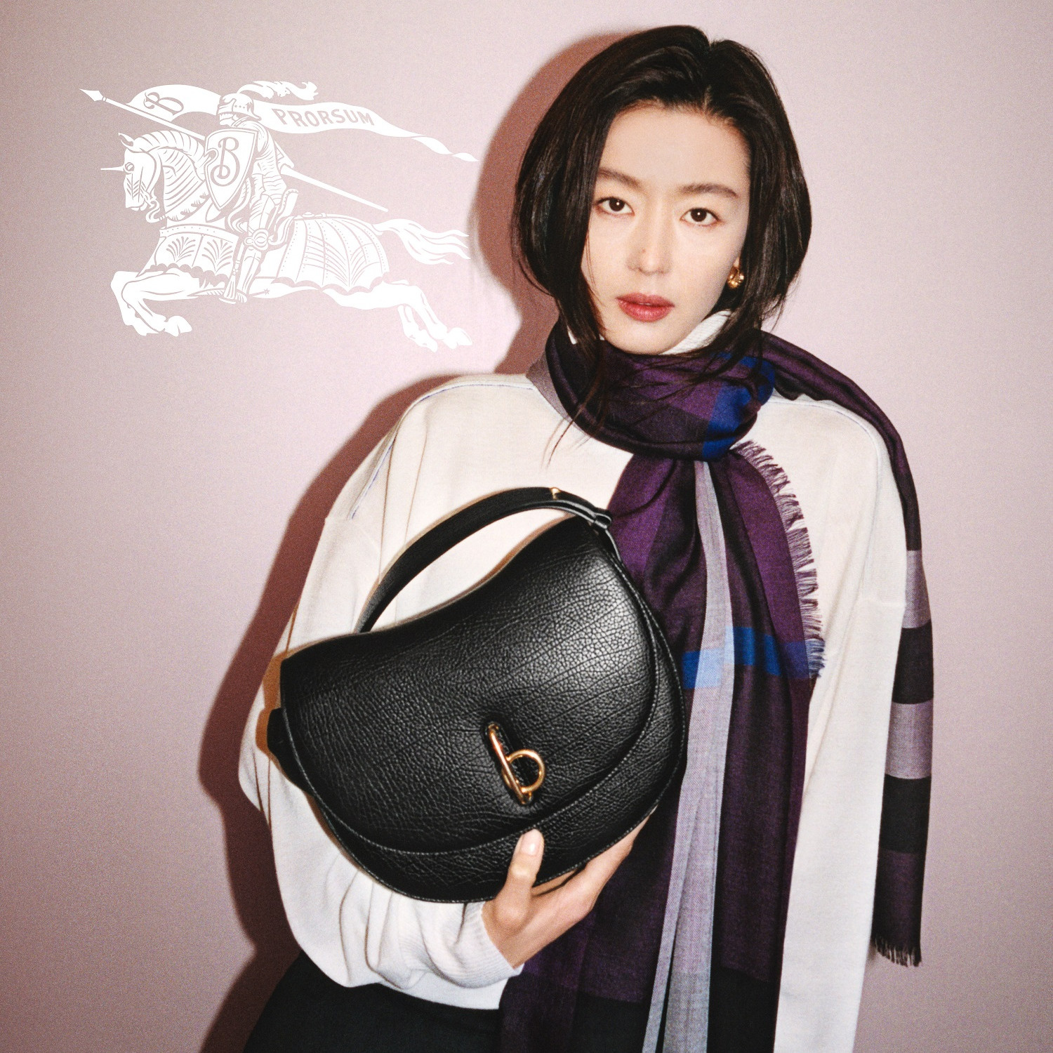 Burberry Rilis Tas Terbaru Bergaya Klasik, Tampil Jun Ji Hyun dan Bright Vachirawit di Ad Campaign