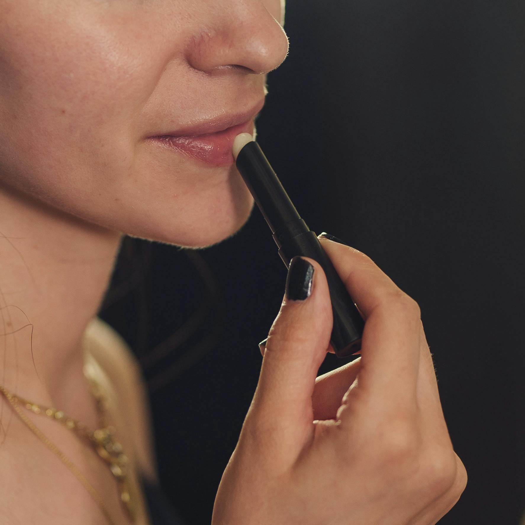 Lip Oil vs Lip Balm, Mana yang Cocok Untukmu?