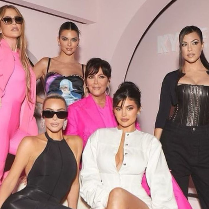 Gaya Stylish Keluarga Kardashian - Jenner Memakai Busana Vintage