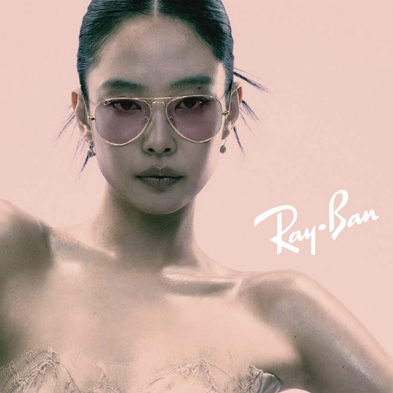 Jennie Jadi Inspirasi di Balik Warna Ruby, Ray-Ban X Transitions Lensa Warna di Indonesia