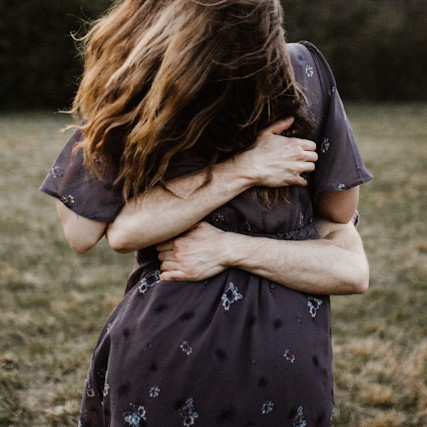 Tetap Terdengar Romantis, Ini 10 Cara Bilang Kangen Selain "I Miss You" Ke Si Dia!