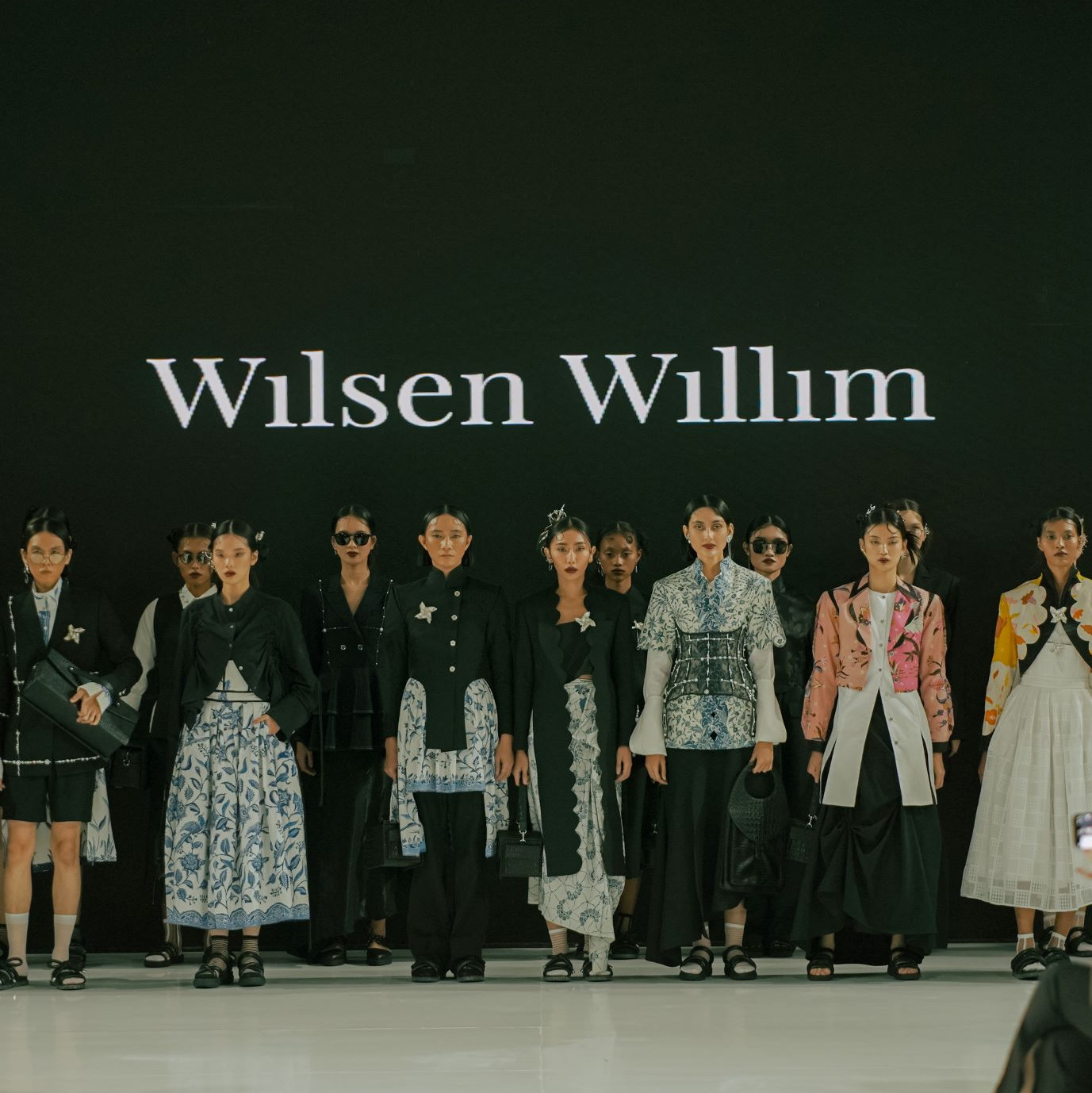 Lewat ‘titik koma’ Wilsen Willim Narasikan Gaya Busana Perempuan Modern! Dari Setelan hingga Batik