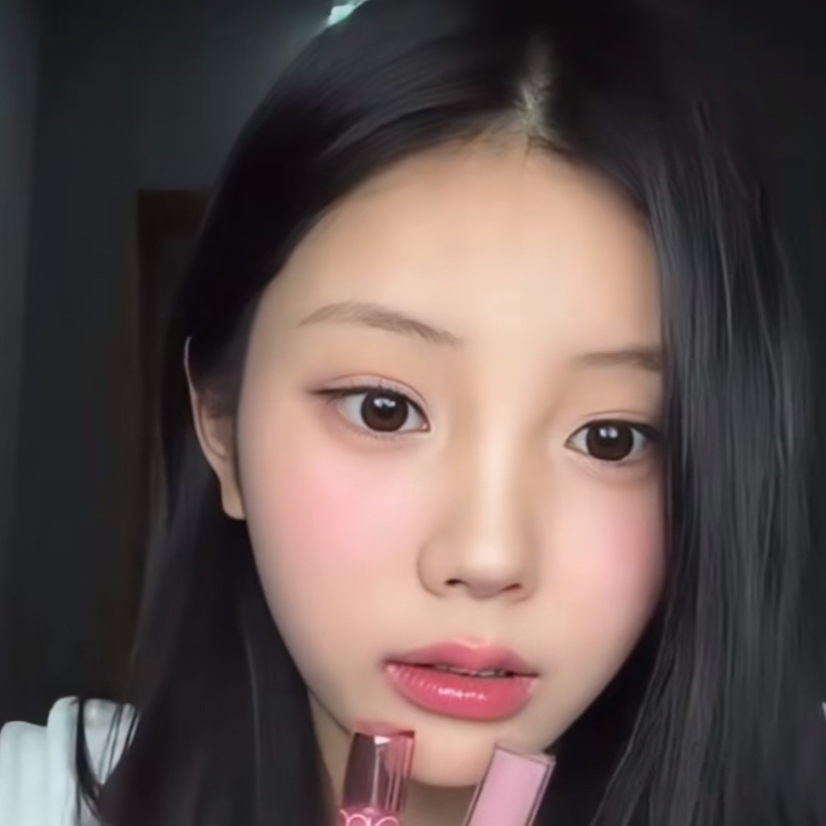 Ternyata Ini 3 Produk Rahasia di Balik Bibir Pink Plumpy Wonhee ILLIT!