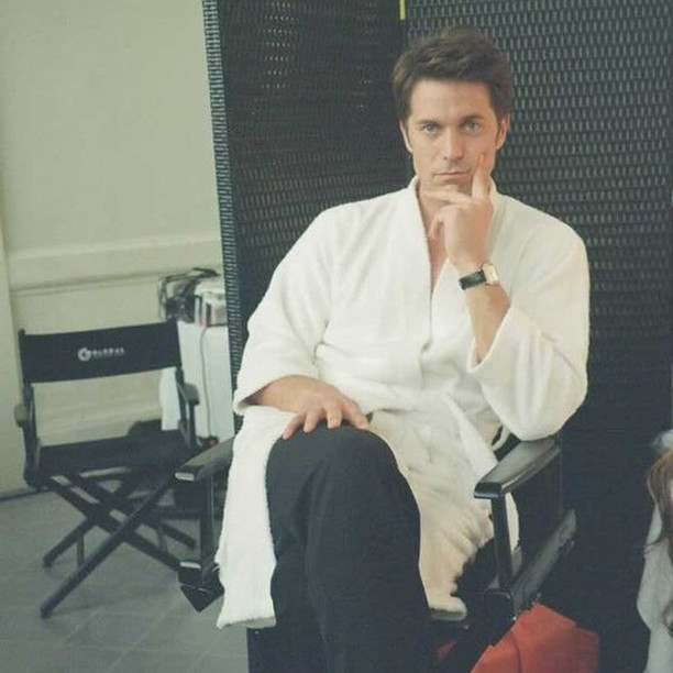 Jadi Apakah Lucas Bravo Sungguh Akan Meninggalkan ‘Emily in Paris’ Setelah Season 5?