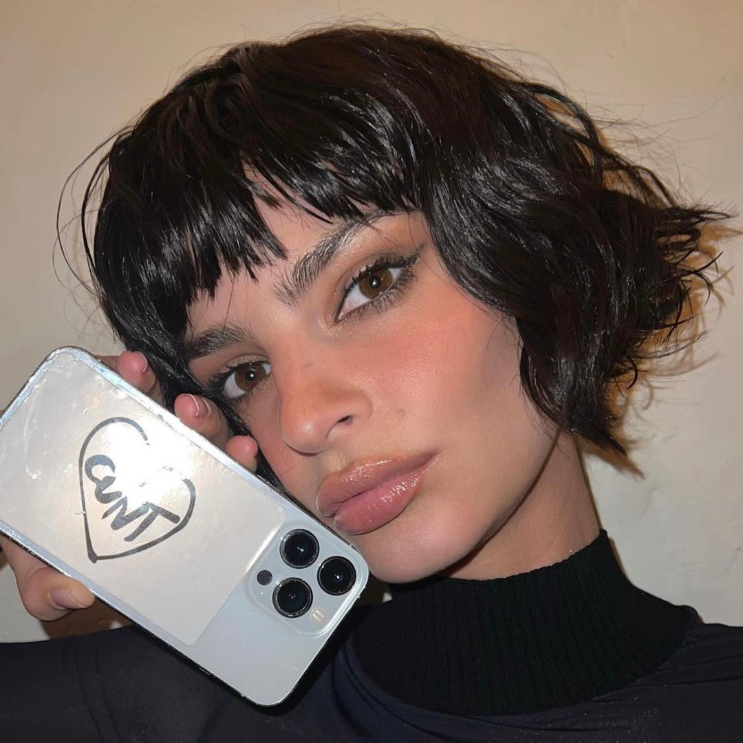 Intip Gaya Rambut French Micro Bob dari Emily Ratajkowski