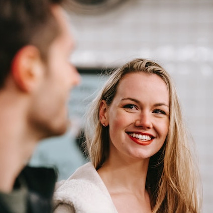 6 Cara Flirting ke Si Dia yang Alami & Berkesan