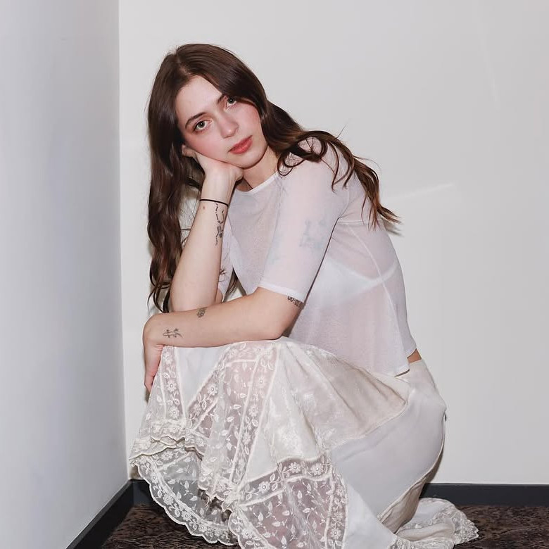 Lizzy McAlpine Kembali dengan ‘Angel’, Album Baru tentang Cinta dan Menemukan Diri