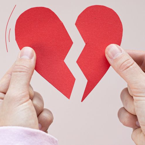 7 Rekomendasi Lagu K-Pop tentang Cinta Bertepuk Sebelah Tangan