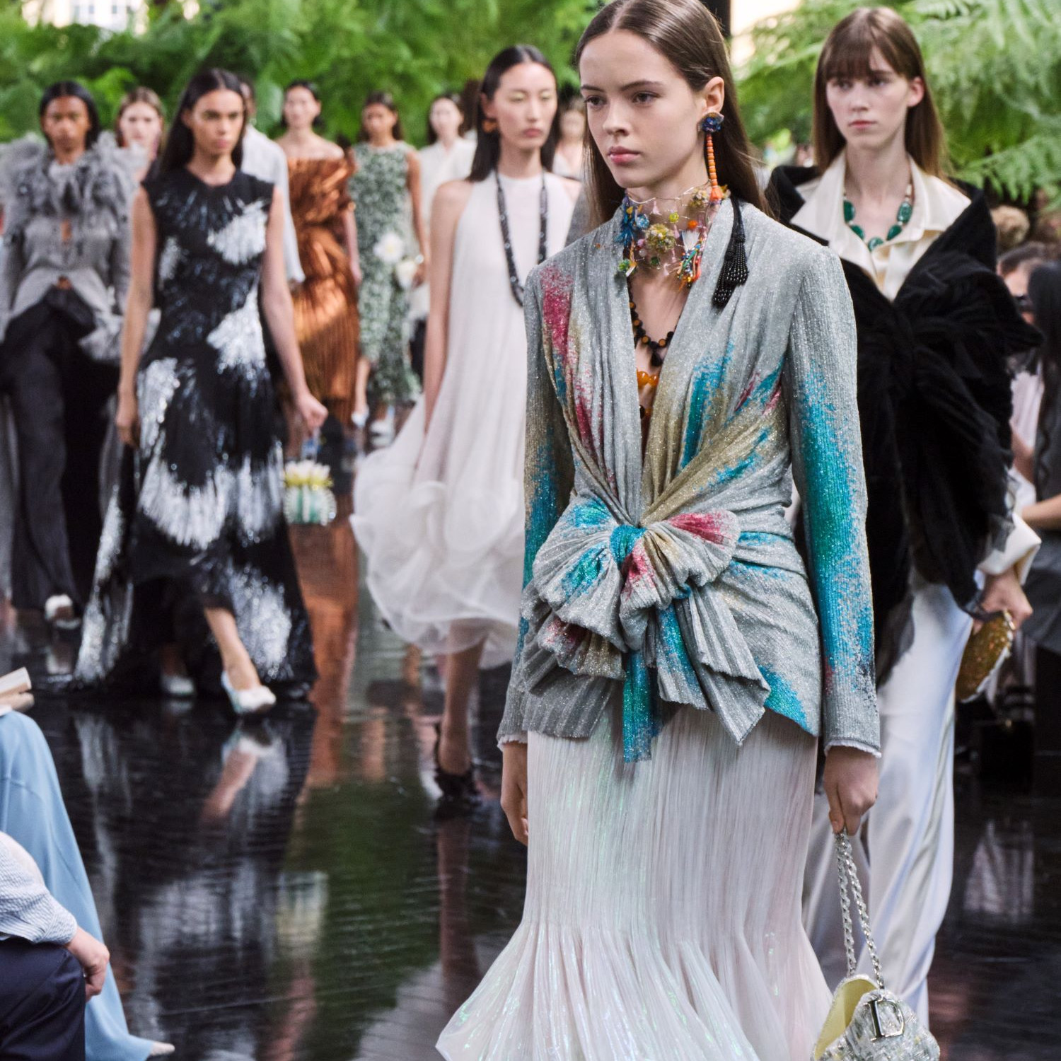Intip Koleksi Dior Haute Couture Fall 2026 yang Dihadiri Han So Hee dan Mingyu SEVENTEEN