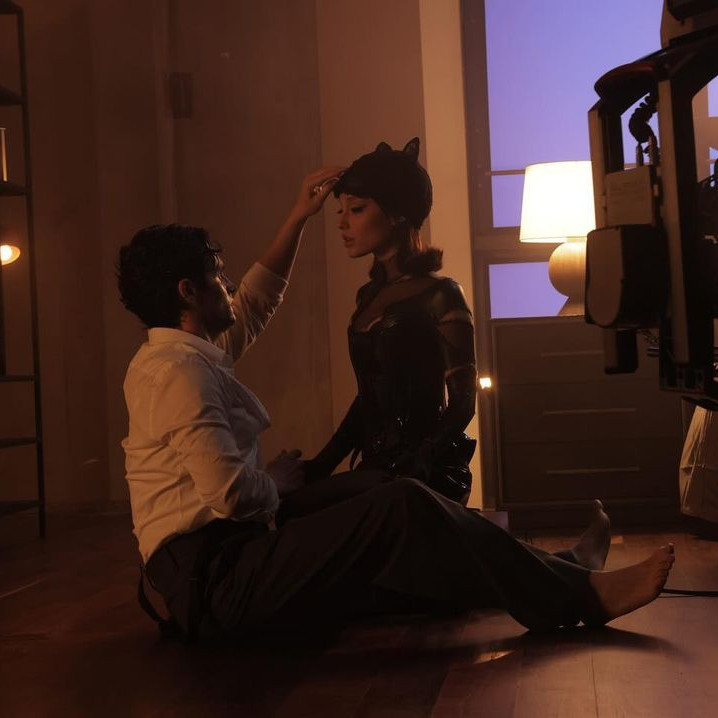 Rilis Single Baru, Ariana Grande Ajak Penn Badgley Sebagai Bintang Video Clip