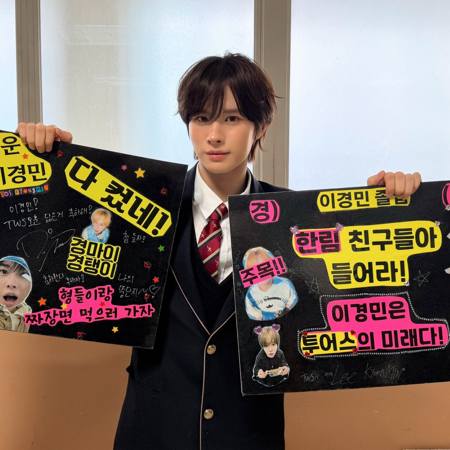 Gemasnya Foto-Foto Kelulusan KYUNGMIN TWS Bersama Para Hyung-nya!