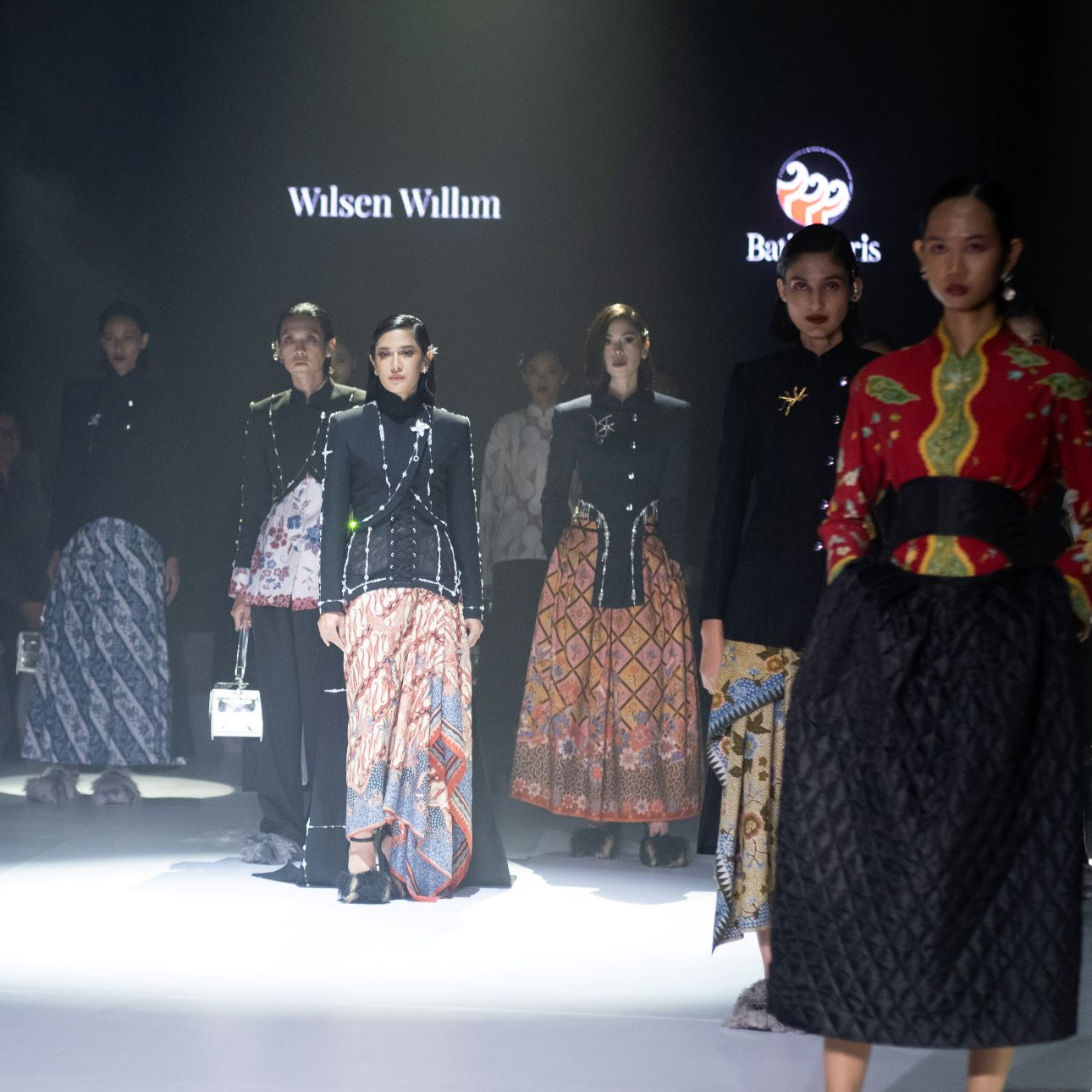 Geliat Batik di PIFW 2024! Wilsen Willim Kolaborasi dengan Batik Keris