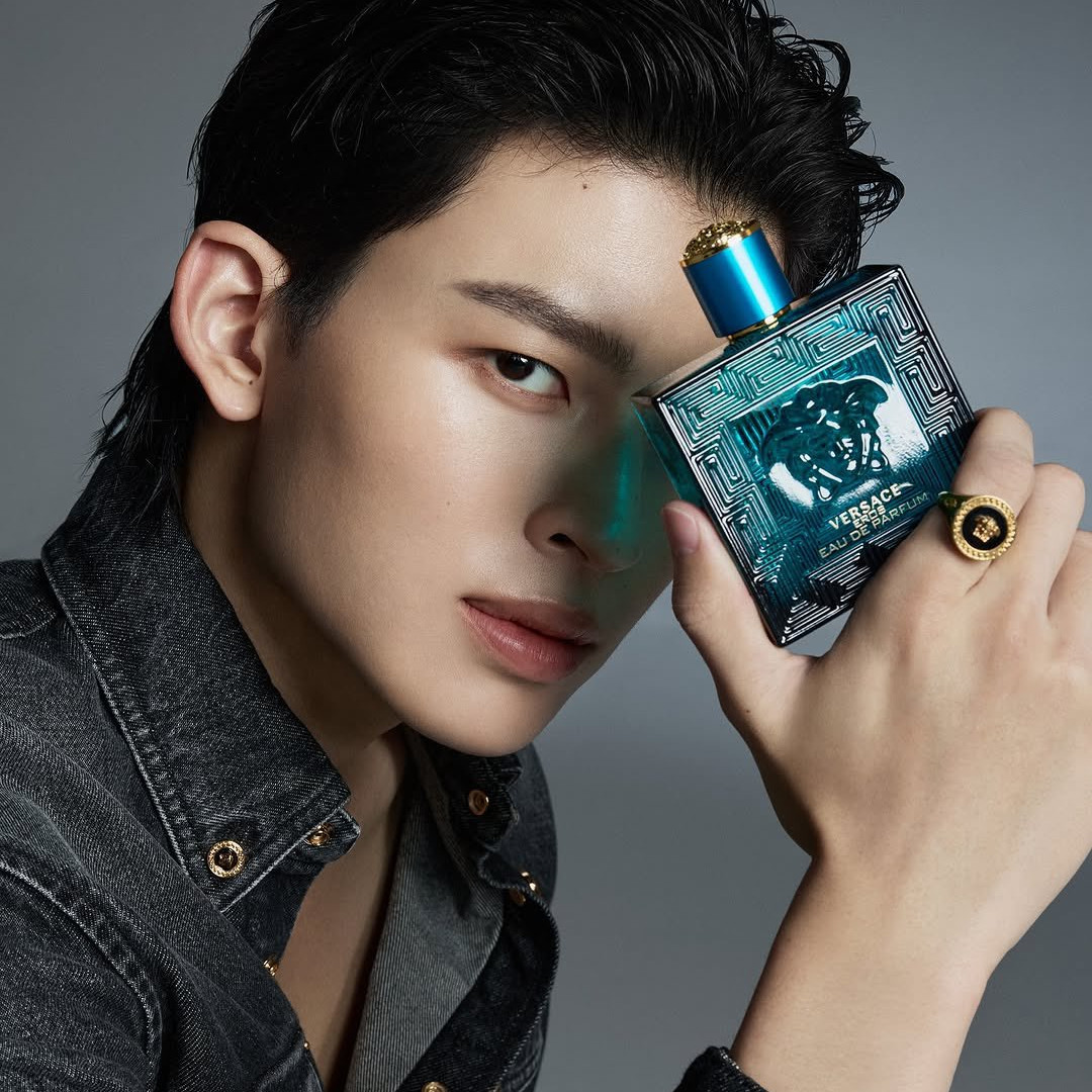 Pond Naravit Terpilih Menjadi Versace Fragrance Ambassador Asia Tenggara