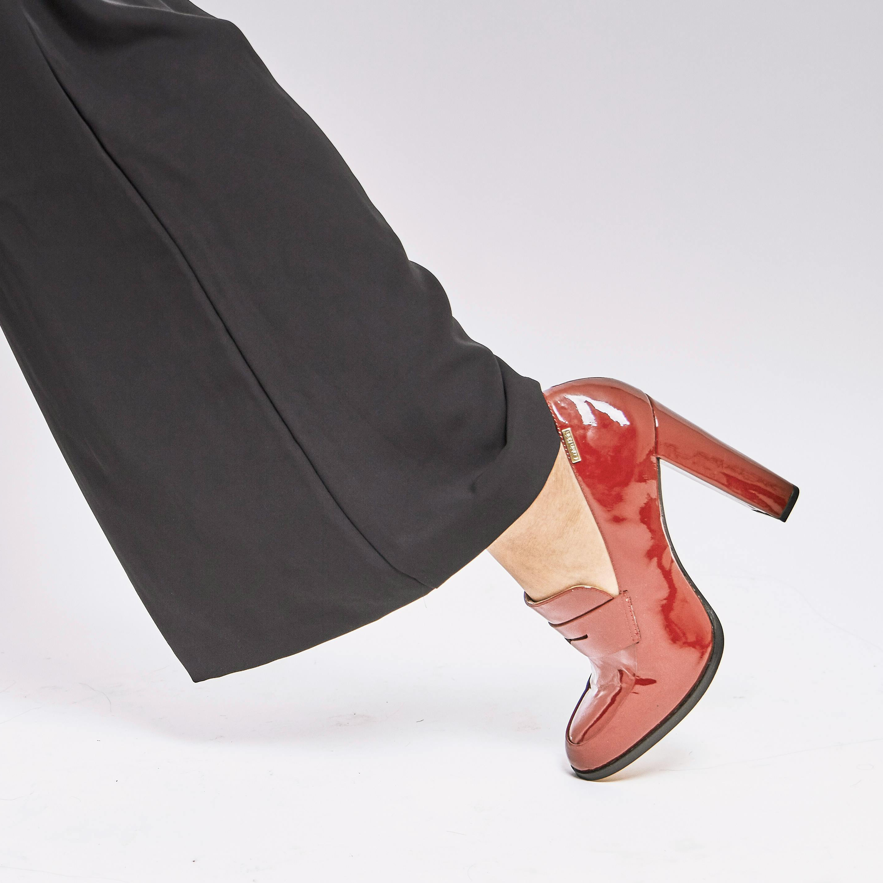 Cara Redakan Nyeri di Kaki Setelah Pakai Heels Seharian