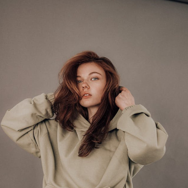 6 Bahan Sweater Hoodie yang Nyaman, Stylish & Wajib Kamu Pertimbangkan
