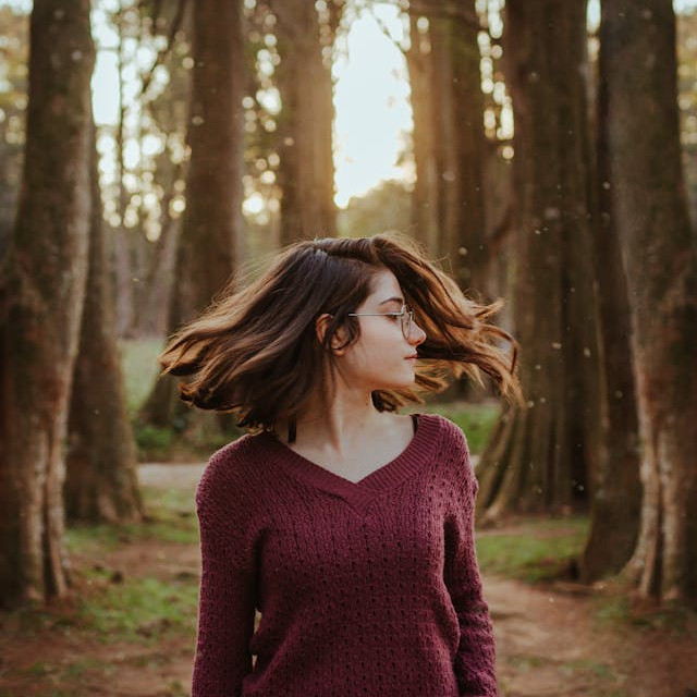 Ingin Tampilan Elegan dan Santai? Coba Gaya Rambut Coklat Natural Ini! 