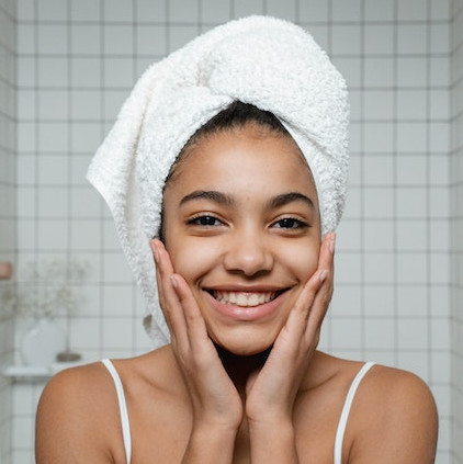 6 Cara Mengatasi Wajah Kering & Kusam Agar Lebih Glowing