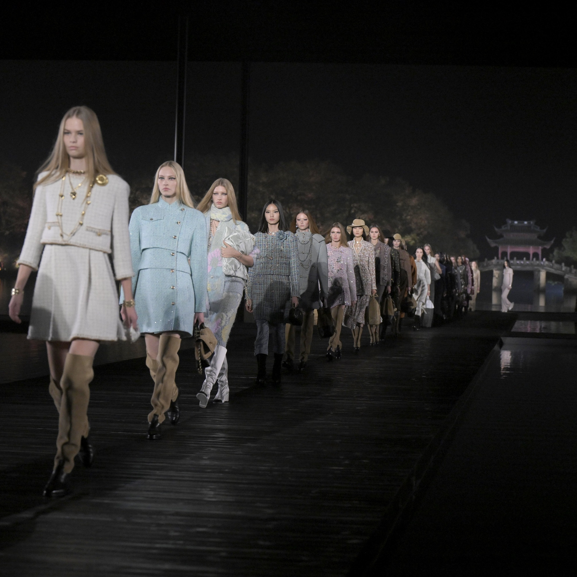 Chanel Hadirkan Tema Budaya Tiongkok di Koleksi Métiers d’Art 2025