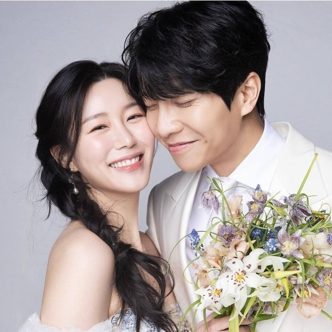 Romantis! Simak Foto Pernikahan Lee Seung Gi & Lee Da In dari Agensi!