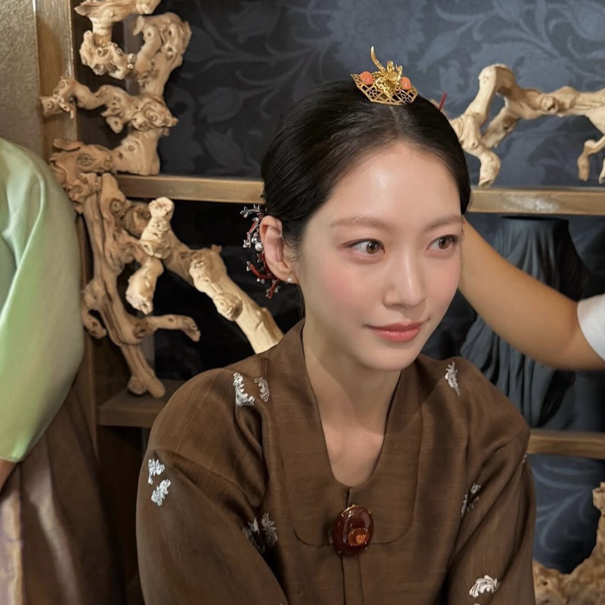 Bikin Salfok! Makeup Artist Bagikan Rahasia Blush Peach Gong Seung Yeon di ‘Perfect Crown’!