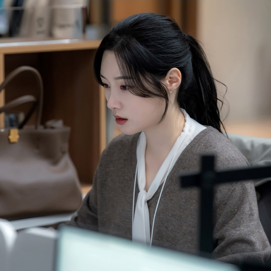 Rekomendasi Style Kerja ala Jung Chae Yeon di Drama Korea Beyond the Bar