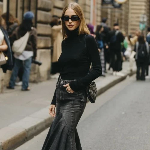Rekomendasi Midi Skirt yang Bisa Dipakai Untuk ke Kantor Hingga Pesta