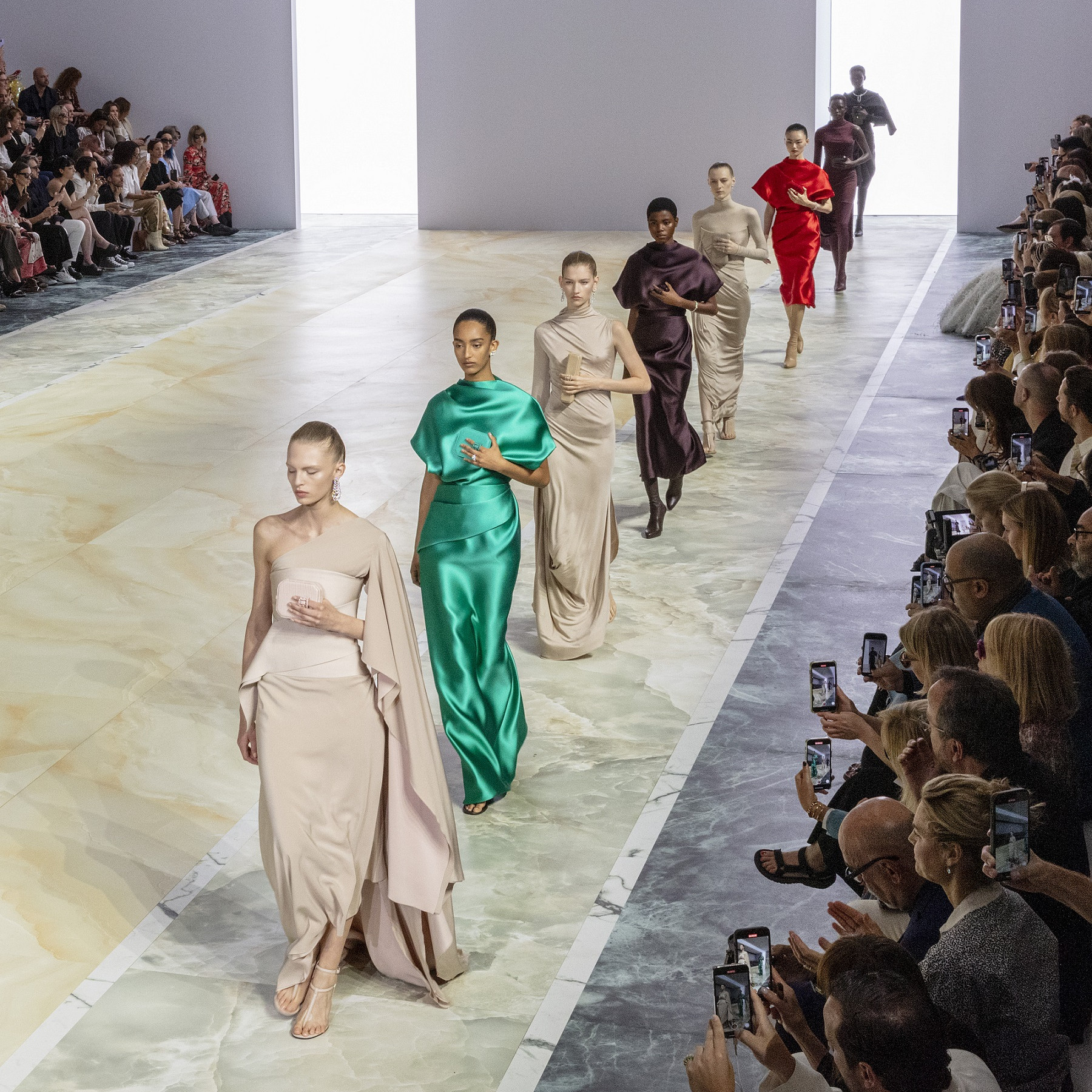 Terinspirasi Perhiasan, Fendi Hadirkan Koleski Couture Bergaya Glamor dan Elegan