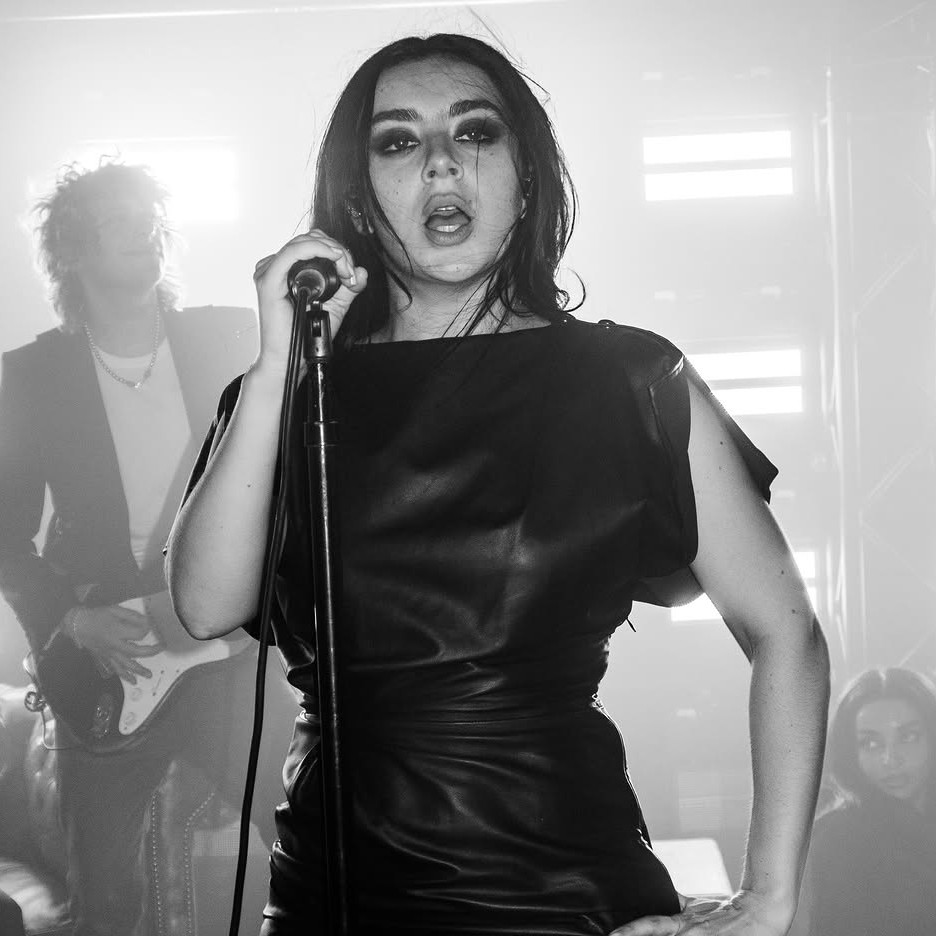 Resmi Beralih dari Era BRAT, Charli xcx Rilis Fashion, Music Film!