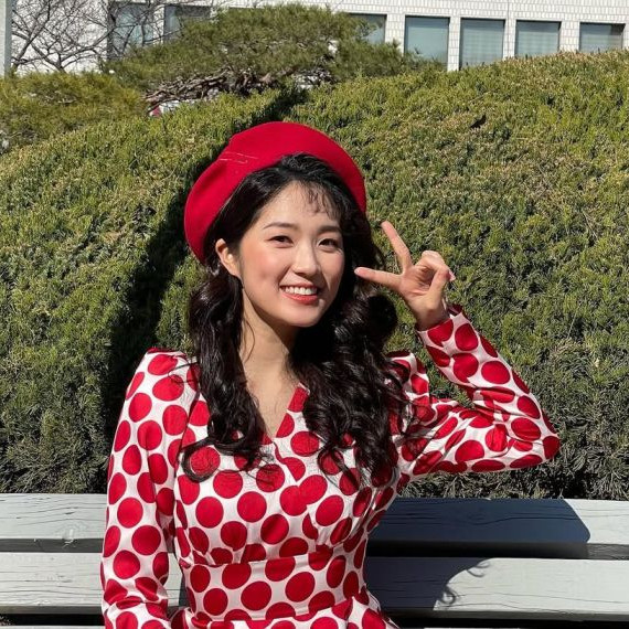 Inspirasi Vintage Outfit Perempuan yang Bisa Kamu Sontek, Klasik dan Elegan!