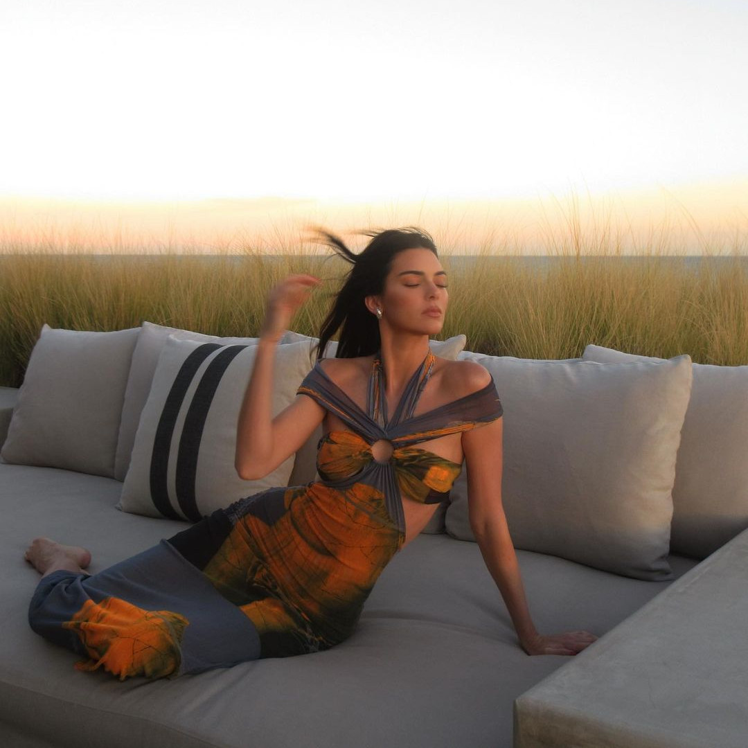 Intip Gaun Cutout Kendall Jenner yang Menarik Perhatian!
