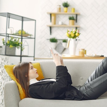 Girls, Coba Cara Ini untuk Bikin Pria Salting Saat Chatting!