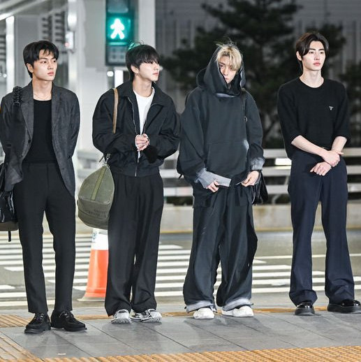 Menghormati Meninggalnya Moonbin ASTRO, Para K-Pop Idol Kompak Kenakan Outfit Hitam di Bandara